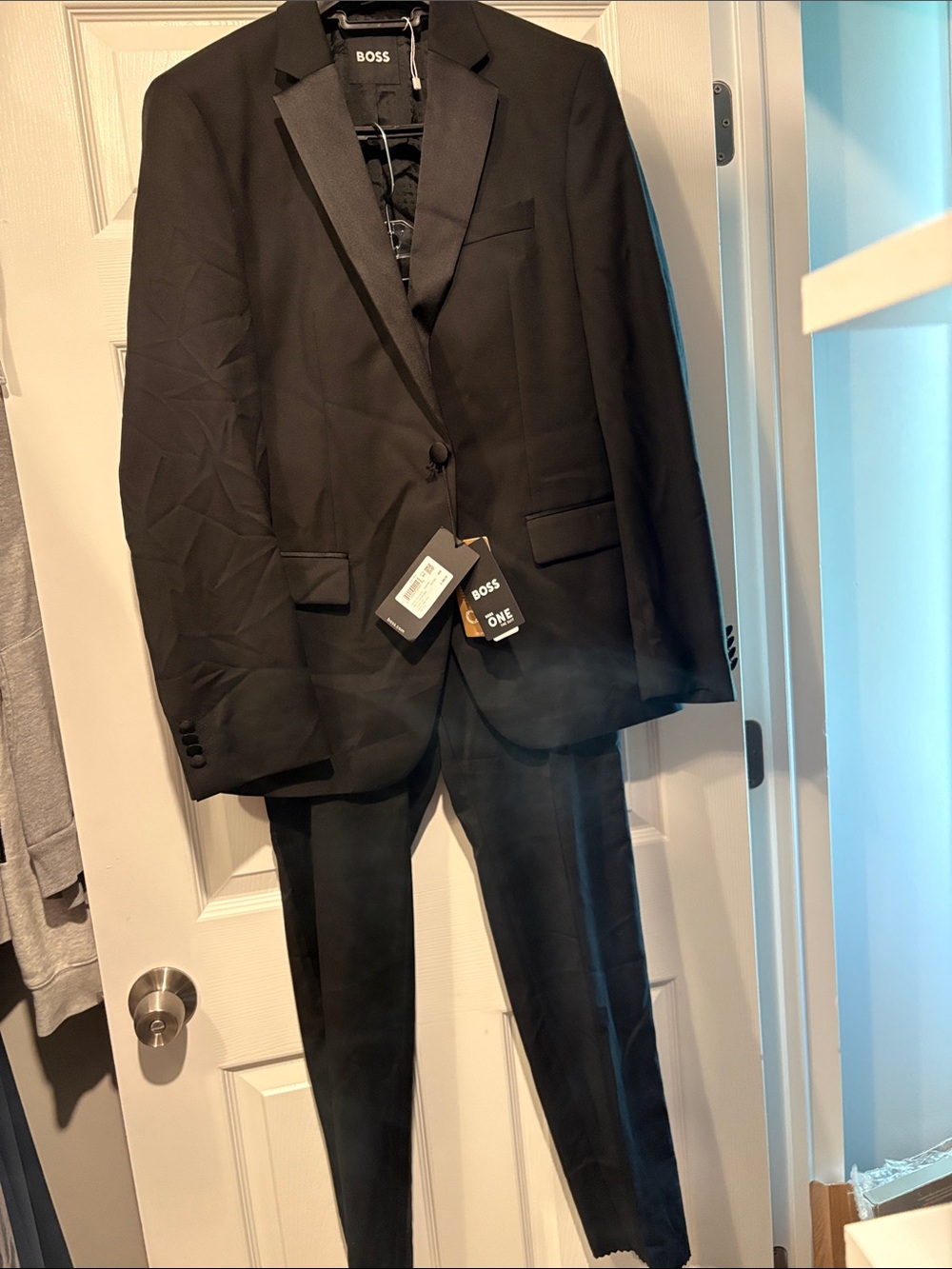 BOSS Black Two-Piece Men's Suit with Satin Lapels (Slim Fit) 40R